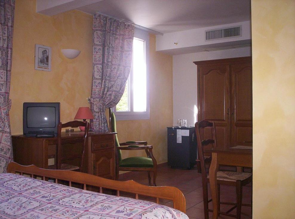 Logis Hotel De L'Etang Кюкюрон Экстерьер фото