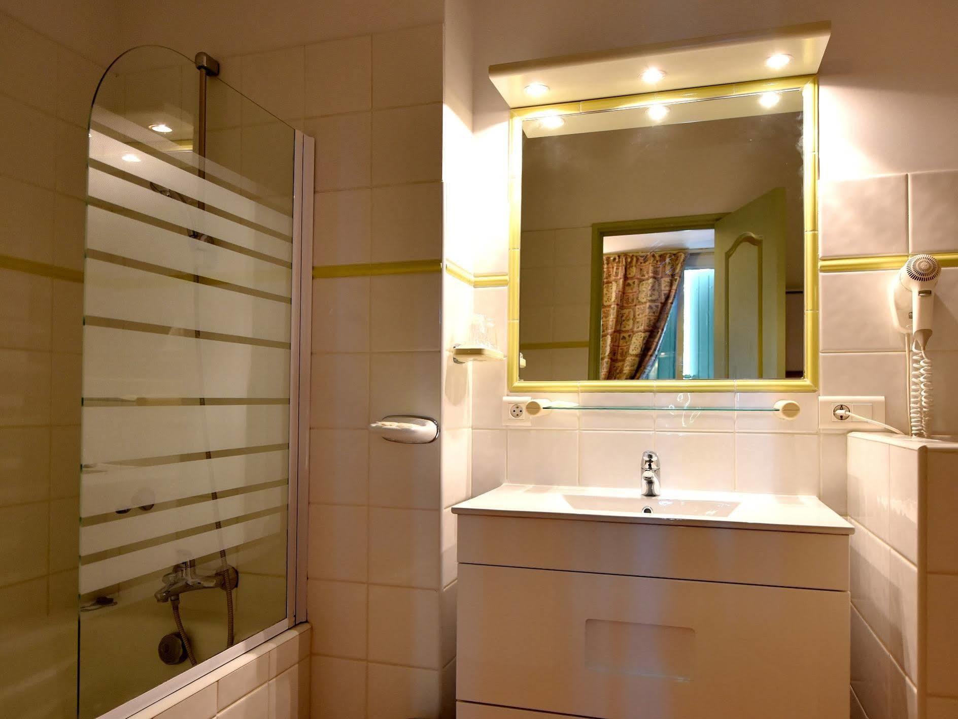 Logis Hotel De L'Etang Кюкюрон Экстерьер фото